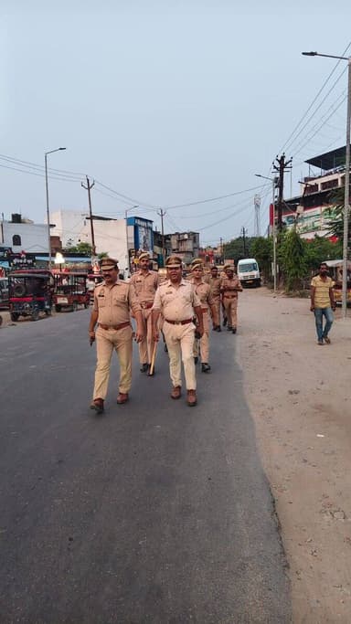 #BijnorPolice
थाना धामपुर पुलिस द्वारा थाना क्षेत्रान्तर्गत शांति एवं कानून व्यवस्था सुदृढ़ बनाए रखने तथा आमजन में सुरक्षा की भावना जागृत करने के उद्देश्य से मुख्य मार्गों एवं भीड़-भाड़ वाले क्षेत्रों में पैदल गश्त की गई।
#UPPolice https://t.co/lqrH7odN9K