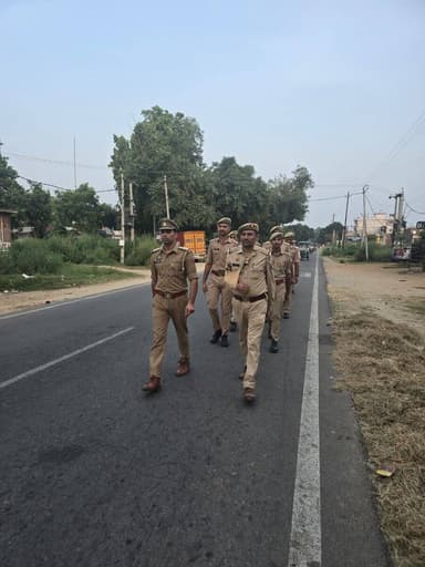 #BijnorPolice
थाना शिवालाकलां पुलिस द्वारा थाना क्षेत्रान्तर्गत शांति एवं कानून व्यवस्था सुदृढ़ बनाए रखने तथा आमजन में सुरक्षा की भावना जागृत करने के उद्देश्य से मुख्य मार्गों एवं भीड़-भाड़ वाले क्षेत्रों में पैदल गश्त की गई।
#UPPolice https://t.co/RJk48cvsCt