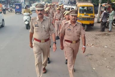 #BijnorPolice
थाना अफजलगढ पुलिस द्वारा थाना क्षेत्रान्तर्गत शांति एवं कानून व्यवस्था सुदृढ़ बनाए रखने तथा आमजन में सुरक्षा की भावना जागृत करने के उद्देश्य से मुख्य मार्गों एवं भीड़-भाड़ वाले क्षेत्रों में पैदल गश्त की गई।
#UPPolice https://t.co/ecI4rm3w8Y