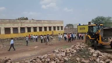 केलवाड़ा थाना क्षेत्र के गदरेटा स्कूल खेल प्रांगण से अतिक्रमण हटाने पहुंचा प्रशासन, स्कूल के खेल मैदान की भूमि पर भूमाफियाओं ने कर रखा था कब्जा।।
#बारांभाजपाजिलाअध्यक्ष #dcdmbaran #baransp #बारांभाजपा #trendingnews #viralnews #BreakingNews #atikraman #gadreta #school
