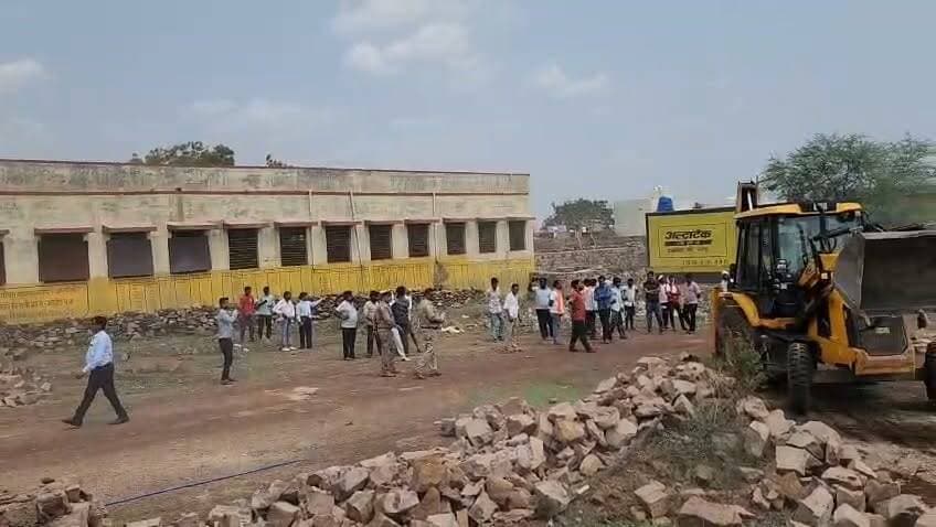 केलवाड़ा थाना क्षेत्र के गदरेटा स्कूल खेल प्रांगण से अतिक्रमण हटाने पहुंचा प्रशासन, स्कूल के खेल मैदान की भूमि पर भूमाफियाओं ने कर रखा था कब्जा।।
#बारांभाजपाजिलाअध्यक्ष #dcdmbaran #baransp #बारांभाजपा #trendingnews #viralnews #BreakingNews #atikraman #gadreta #school