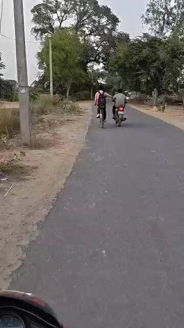 पचदेवरा क्षेत्र में सड़क पर हाथ पकड़कर चले बाइक और साइकिल सवार, वीडियो वायरल