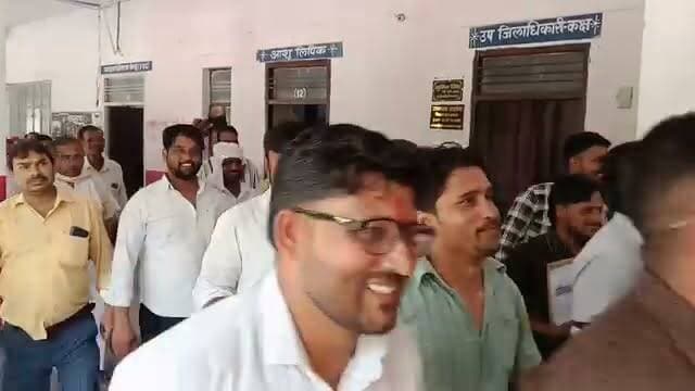 #आगरा - #एत्मादपुर तहसील में अधिवक्ताओं का आंदोलन 12वें दिन भी जारी।
ई-रजिस्ट्री, फ्रंट ऑफिस व्यवस्था और निजीकरण के विरोध में अर्धनग्न प्रदर्शन।
सरकार के खिलाफ नारेबाजी, कानून वापस लेने की मांग तेज।
हड़ताल से रजिस्ट्री, राजस्व समेत कई प्रशासनिक कार्य प्रभावित।
फरियादियों को घंटों इंतजार, कई लोग बिना काम कराए लौटे।
मांगें नहीं मानी गईं तो आंदोलन तेज करने की चेतावनी, किसान संगठनों का समर्थन।
#viralvideoシ #LatestNews #आगरा #YogiAdityanath @topfans