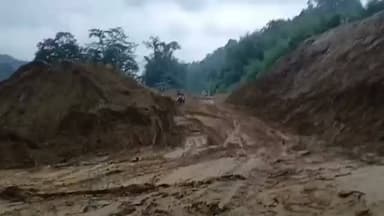 लैंड स्लाइड का बेहद डरावना वीडियो अरुणाचल प्रदेश से सामने आया है. जहां लगातार बारिश के चलते पहाड़ का बड़ा हिस्सा कुछ ही सेकंड में बह गया. इस दौरान सड़क पार कर रहा एक बाइक सवार भी मलबे की चपेट में आ गया. लेकिन मलबे के बीच से इस बाइक सवार के मौत के मुंह से जिंदा निकलने का वीडियो सच में रोंगटे खड़े कर देने वाला है. लगातार हो रही भारी बारिश के कारण गिरे इस भारी मलबे ने सिजी नदी का रास्ता पूरी तरह रोक दिया है, जिससे पहाड़ों के बीच एक अस्थायी झील बन गई है. ये वीडियो लोअर सियांग जिले का है.
#ArunachalPradesh #Landslide #NortheastIndia #heavyrain