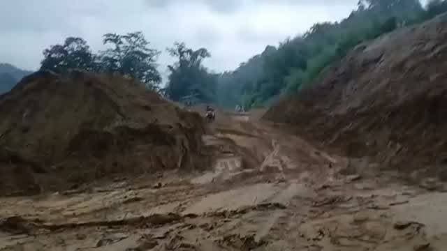 लैंड स्लाइड का बेहद डरावना वीडियो अरुणाचल प्रदेश से सामने आया है. जहां लगातार बारिश के चलते पहाड़ का बड़ा हिस्सा कुछ ही सेकंड में बह गया. इस दौरान सड़क पार कर रहा एक बाइक सवार भी मलबे की चपेट में आ गया. लेकिन मलबे के बीच से इस बाइक सवार के मौत के मुंह से जिंदा निकलने का वीडियो सच में रोंगटे खड़े कर देने वाला है. लगातार हो रही भारी बारिश के कारण गिरे इस भारी मलबे ने सिजी नदी का रास्ता पूरी तरह रोक दिया है, जिससे पहाड़ों के बीच एक अस्थायी झील बन गई है. ये वीडियो लोअर सियांग जिले का है.
#ArunachalPradesh #Landslide #NortheastIndia #heavyrain