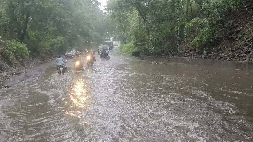 🌧️ बारिश ने बनाया तालाब, सड़क गायब—यातायात तैरता रहा !
सोमवार की बारिश ने बीएसएल क्षेत्र की पुरानी जलजमाव समस्या को फिर उजागर कर दिया, जिससे सेक्टर-12 मोड़ और सीईजेड गेट के पास हालात बिगड़ गए। रेलवे पुल के नीचे पानी भरने से वाहन चालकों और राहगीरों को भारी परेशानी का सामना करना पड़ा, कई वाहन रेंगते हुए गुजरते दिखे।
#BokaroNews #BSL #Waterlogging #RainUpdate #Sector12 #CEZGate #BokaroSteelCity #JharkhandNews #TrafficJam #MonsoonProblems #UrbanIssues #BreakingNews #viralreel #viralvideos #nonfollowers