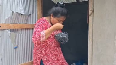 মেয়ের মৃত্যুর পর মেয়ের প্রেমিকের বাড়িতে এসে তদন্ত করছেন মা এবং বোন কি করে মৃত্যু হল