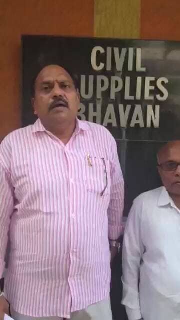 మా పెండింగ్ కమిషన్లు ఎందుకు ఆపేశారు? రేషన్ డీలర్ల ఆగ్రహం!