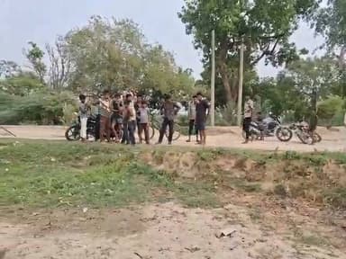 11 हजार वोल्ट के पोल में उतरा करंट, करंट की चपेट में आकर खच्चर की मौत
फतेहपुर के हरदासपुर सानी गांव में बड़ा हादसा, दो युवक बाल-बाल बचे
बिजली विभाग पर लापरवाही का आरोप, पशुपालक ने मुआवजे की उठाई मांग
✒️रिपोर्ट नाजिया परवीन
उत्तर प्रदेश के फतेहपुर जिले के ऐरायाँ विकास खंड अंतर्गत सुल्तानपुर घोष विद्युत उपकेंद्र क्षेत्र के हरदासपुर सानी गांव में सोमवार शाम एक दर्दनाक हादसा हो गया। 11 हजार वोल्ट की विद्युत लाइन के एक पोल में कथित रूप से करंट उतर आने से एक खच्चर की मौके पर ही मौत हो गई। घटना में दो युवक भी करंट की चपेट में आए, हालांकि वे सुरक्षित बच निकले। घटना के बाद ग्रामीणों ने बिजली विभाग की कार्यप्रणाली पर सवाल उठाते हुए मुआवजे और जांच की मांग की है।
फतेहपुर जिले के ऐरायाँ विकास खंड के हरदासपुर सानी गांव में सोमवार शाम करीब 5 बजे उस समय हड़कंप मच गया, जब गांव के भीतर लगे 11 हजार वोल्ट की विद्युत लाइन के पोल में कथित रूप से करंट उतर आया। उसी दौरान पास में चर रहा एक खच्चर करंट की चपेट में आ गया और उसकी मौके पर ही मौत हो गई।
जानकारी के अनुसार, शोहदमऊ गांव निवासी जैतून निशा पत्नी शाकिर अली का खच्चर गांव के समीप चर रहा था। प्रत्यक्षदर्शियों का कहना है कि जैसे ही वह बिजली के पोल के पास पहुंचा, करंट की चपेट में आ गया और मौके पर ही उसकी मौत हो गई। बताया जा रहा है कि मृत खच्चर की कीमत एक लाख रुपये से अधिक थी, जिससे पशुपालक को भारी आर्थिक नुकसान हुआ है।
ग्रामीणों के अनुसार, खच्चर को बचाने के प्रयास में दो युवक भी करंट की चपेट में आ गए, लेकिन सौभाग्य से दोनों सुरक्षित बच निकले और उन्हें कोई गंभीर चोट नहीं आई।
घटना के बाद ग्रामीणों और पशुपालक ने बिजली विभाग पर लापरवाही का आरोप लगाते हुए कहा कि यदि विद्युत लाइनों और पोलों का नियमित निरीक्षण एवं रखरखाव किया जाता, तो इस प्रकार का हादसा टाला जा सकता था। उन्होंने पीड़ित परिवार को उचित मुआवजा देने तथा पूरे मामले की निष्पक्ष जांच की मांग की है।
उधर, प्रेमनगर पशु चिकित्सालय के पशु चिकित्सा अधिकारी डॉ. अजय कुमार ने बताया कि नियमानुसार पशुपालक को पहले स्थानीय थाने में प्राथमिकी दर्ज करानी होगी। उन्होंने कहा कि शाम 5 बजे के बाद पशुओं का पोस्टमार्टम नहीं किया जाता, इसलिए शव को सुरक्षित रखा जाएगा। एफआईआर दर्ज होने के बाद अगले दिन नियमानुसार पोस्टमार्टम की कार्रवाई की जाएगी।
फिलहाल घटना को लेकर संबंधित विभागों की ओर से जांच की प्रक्रिया आगे बढ़ाई जा रही है l
वायरल फैक्ट
घटना की जानकारी क्षेत्र में तेजी से फैल गई है। यदि इससे संबंधित कोई वीडियो या तस्वीरें सोशल मीडिया पर प्रसारित हो रही हैं, तो उनकी स्वतंत्र पुष्टि होना आवश्यक है। दुर्घटना के कारणों का अंतिम निष्कर्ष विभागीय जांच के बाद ही स्पष्ट होगा।
खुले या करंट प्रवाहित विद्युत पोल आम नागरिकों और पशुओं दोनों के लिए गंभीर खतरा बन सकते हैं। ऐसे मामलों में समयबद्ध जांच, दोष तय करना और सुरक्षा मानकों का कड़ाई से पालन कराना आवश्यक है, ताकि भविष्य में इस प्रकार की घटनाओं की पुनरावृत्ति रोकी जा सके।
🟥 ND NEWS | दैनिक निष्पक्ष धारा की जनहित अपील
ND NEWS बिजली विभाग से अपील करता है कि ग्रामीण क्षेत्रों में 11 हजार वोल्ट एवं अन्य हाईटेंशन लाइनों का नियमित निरीक्षण कर जर्जर पोल, तार और विद्युत उपकरणों की समय पर मरम्मत सुनिश्चित की जाए। यदि किसी विभागीय लापरवाही से जनहानि या पशुहानि होती है, तो जिम्मेदारी तय कर पीड़ितों को शीघ्र मुआवजा उपलब्ध कराया जाए।
जनहित में सुझाव
किसी भी बिजली के पोल या टूटे तार के पास न जाएं और तुरंत बिजली विभाग को सूचना दें।
करंट की आशंका होने पर पशुओं और बच्चों को उस क्षेत्र से दूर रखें।
ग्रामीण क्षेत्रों में विद्युत सुरक्षा का नियमित निरीक्षण कराया जाए।
हादसे की स्थिति में तुरंत पुलिस, बिजली विभाग और पशु चिकित्सा विभाग को सूचित करें।
संबंधित विभाग समयबद्ध जांच कर दोषियों पर आवश्यक कार्रवाई सुनिश्चित करें।
👇👇👇
#NDNews #दैनिकनिष्पक्षधारा #Fatehpur #ElectricShock #PowerDepartment #AnimalSafety #BreakingNews #UPPCL #UPNews #fatehpurpolice #ElectricitySafety #RuralNews
👇👇
@dgpup
@RSSorg
@UPGovt
@wpl1090
@RSSgeet
@Uppolice
@MIB_India
@PMOIndia
@HMOIndia
@abmanglik
@VHPDigital
@igrangealld
@myogioffice
@InfoDeptUP
@dmfatehpur
@sdmsadarftp
@CMOfficeUP
@CMOUP_RC
@ChiefSecyUP
@ChiefSecyUP
@MahantYogiG
@FatehpurSdm
@fatehpurpolice
@BajrangDalOrg
@112UttarPradesh
@myogiadityanath
@CommissionerPrg
@ADGZonPrayagraj
👇👇👇
🟥 ND NEWS | दैनिक निष्पक्ष धारा
मुख्य संपादक / संस्थापक: राजन सिंह हाडा
📞 मोबाइल: 9696119696
