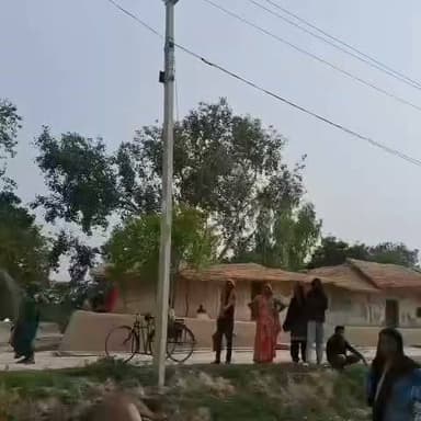 11 हजार वोल्ट के पोल में उतरा करंट, करंट की चपेट में आकर खच्चर की मौत
फतेहपुर के हरदासपुर सानी गांव में बड़ा हादसा, दो युवक बाल-बाल बचे
बिजली विभाग पर लापरवाही का आरोप, पशुपालक ने मुआवजे की उठाई मांग
✒️रिपोर्ट नाजिया परवीन
उत्तर प्रदेश के फतेहपुर जिले के ऐरायाँ विकास खंड अंतर्गत सुल्तानपुर घोष विद्युत उपकेंद्र क्षेत्र के हरदासपुर सानी गांव में सोमवार शाम एक दर्दनाक हादसा हो गया। 11 हजार वोल्ट की विद्युत लाइन के एक पोल में कथित रूप से करंट उतर आने से एक खच्चर की मौके पर ही मौत हो गई। घटना में दो युवक भी करंट की चपेट में आए, हालांकि वे सुरक्षित बच निकले। घटना के बाद ग्रामीणों ने बिजली विभाग की कार्यप्रणाली पर सवाल उठाते हुए मुआवजे और जांच की मांग की है।
फतेहपुर जिले के ऐरायाँ विकास खंड के हरदासपुर सानी गांव में सोमवार शाम करीब 5 बजे उस समय हड़कंप मच गया, जब गांव के भीतर लगे 11 हजार वोल्ट की विद्युत लाइन के पोल में कथित रूप से करंट उतर आया। उसी दौरान पास में चर रहा एक खच्चर करंट की चपेट में आ गया और उसकी मौके पर ही मौत हो गई।
जानकारी के अनुसार, शोहदमऊ गांव निवासी जैतून निशा पत्नी शाकिर अली का खच्चर गांव के समीप चर रहा था। प्रत्यक्षदर्शियों का कहना है कि जैसे ही वह बिजली के पोल के पास पहुंचा, करंट की चपेट में आ गया और मौके पर ही उसकी मौत हो गई। बताया जा रहा है कि मृत खच्चर की कीमत एक लाख रुपये से अधिक थी, जिससे पशुपालक को भारी आर्थिक नुकसान हुआ है।
ग्रामीणों के अनुसार, खच्चर को बचाने के प्रयास में दो युवक भी करंट की चपेट में आ गए, लेकिन सौभाग्य से दोनों सुरक्षित बच निकले और उन्हें कोई गंभीर चोट नहीं आई।
घटना के बाद ग्रामीणों और पशुपालक ने बिजली विभाग पर लापरवाही का आरोप लगाते हुए कहा कि यदि विद्युत लाइनों और पोलों का नियमित निरीक्षण एवं रखरखाव किया जाता, तो इस प्रकार का हादसा टाला जा सकता था। उन्होंने पीड़ित परिवार को उचित मुआवजा देने तथा पूरे मामले की निष्पक्ष जांच की मांग की है।
उधर, प्रेमनगर पशु चिकित्सालय के पशु चिकित्सा अधिकारी डॉ. अजय कुमार ने बताया कि नियमानुसार पशुपालक को पहले स्थानीय थाने में प्राथमिकी दर्ज करानी होगी। उन्होंने कहा कि शाम 5 बजे के बाद पशुओं का पोस्टमार्टम नहीं किया जाता, इसलिए शव को सुरक्षित रखा जाएगा। एफआईआर दर्ज होने के बाद अगले दिन नियमानुसार पोस्टमार्टम की कार्रवाई की जाएगी।
फिलहाल घटना को लेकर संबंधित विभागों की ओर से जांच की प्रक्रिया आगे बढ़ाई जा रही है l
वायरल फैक्ट
घटना की जानकारी क्षेत्र में तेजी से फैल गई है। यदि इससे संबंधित कोई वीडियो या तस्वीरें सोशल मीडिया पर प्रसारित हो रही हैं, तो उनकी स्वतंत्र पुष्टि होना आवश्यक है। दुर्घटना के कारणों का अंतिम निष्कर्ष विभागीय जांच के बाद ही स्पष्ट होगा।
खुले या करंट प्रवाहित विद्युत पोल आम नागरिकों और पशुओं दोनों के लिए गंभीर खतरा बन सकते हैं। ऐसे मामलों में समयबद्ध जांच, दोष तय करना और सुरक्षा मानकों का कड़ाई से पालन कराना आवश्यक है, ताकि भविष्य में इस प्रकार की घटनाओं की पुनरावृत्ति रोकी जा सके।
🟥 ND NEWS | दैनिक निष्पक्ष धारा की जनहित अपील
ND NEWS बिजली विभाग से अपील करता है कि ग्रामीण क्षेत्रों में 11 हजार वोल्ट एवं अन्य हाईटेंशन लाइनों का नियमित निरीक्षण कर जर्जर पोल, तार और विद्युत उपकरणों की समय पर मरम्मत सुनिश्चित की जाए। यदि किसी विभागीय लापरवाही से जनहानि या पशुहानि होती है, तो जिम्मेदारी तय कर पीड़ितों को शीघ्र मुआवजा उपलब्ध कराया जाए।
जनहित में सुझाव
किसी भी बिजली के पोल या टूटे तार के पास न जाएं और तुरंत बिजली विभाग को सूचना दें।
करंट की आशंका होने पर पशुओं और बच्चों को उस क्षेत्र से दूर रखें।
ग्रामीण क्षेत्रों में विद्युत सुरक्षा का नियमित निरीक्षण कराया जाए।
हादसे की स्थिति में तुरंत पुलिस, बिजली विभाग और पशु चिकित्सा विभाग को सूचित करें।
संबंधित विभाग समयबद्ध जांच कर दोषियों पर आवश्यक कार्रवाई सुनिश्चित करें।
👇👇👇
#NDNews #दैनिकनिष्पक्षधारा #Fatehpur #ElectricShock #PowerDepartment #AnimalSafety #BreakingNews #UPPCL #UPNews #fatehpurpolice #ElectricitySafety #RuralNews
👇👇
@dgpup
@RSSorg
@UPGovt
@wpl1090
@RSSgeet
@Uppolice
@MIB_India
@PMOIndia
@HMOIndia
@abmanglik
@VHPDigital
@igrangealld
@myogioffice
@InfoDeptUP
@dmfatehpur
@sdmsadarftp
@CMOfficeUP
@CMOUP_RC
@ChiefSecyUP
@ChiefSecyUP
@MahantYogiG
@FatehpurSdm
@fatehpurpolice
@BajrangDalOrg
@112UttarPradesh
@myogiadityanath
@CommissionerPrg
@ADGZonPrayagraj
👇👇👇
🟥 ND NEWS | दैनिक निष्पक्ष धारा
मुख्य संपादक / संस्थापक: राजन सिंह हाडा
📞 मोबाइल: 9696119696