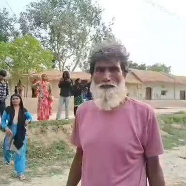 11 हजार वोल्ट के पोल में उतरा करंट, करंट की चपेट में आकर खच्चर की मौत
फतेहपुर के हरदासपुर सानी गांव में बड़ा हादसा, दो युवक बाल-बाल बचे
बिजली विभाग पर लापरवाही का आरोप, पशुपालक ने मुआवजे की उठाई मांग
✒️रिपोर्ट नाजिया परवीन
उत्तर प्रदेश के फतेहपुर जिले के ऐरायाँ विकास खंड अंतर्गत सुल्तानपुर घोष विद्युत उपकेंद्र क्षेत्र के हरदासपुर सानी गांव में सोमवार शाम एक दर्दनाक हादसा हो गया। 11 हजार वोल्ट की विद्युत लाइन के एक पोल में कथित रूप से करंट उतर आने से एक खच्चर की मौके पर ही मौत हो गई। घटना में दो युवक भी करंट की चपेट में आए, हालांकि वे सुरक्षित बच निकले। घटना के बाद ग्रामीणों ने बिजली विभाग की कार्यप्रणाली पर सवाल उठाते हुए मुआवजे और जांच की मांग की है।
फतेहपुर जिले के ऐरायाँ विकास खंड के हरदासपुर सानी गांव में सोमवार शाम करीब 5 बजे उस समय हड़कंप मच गया, जब गांव के भीतर लगे 11 हजार वोल्ट की विद्युत लाइन के पोल में कथित रूप से करंट उतर आया। उसी दौरान पास में चर रहा एक खच्चर करंट की चपेट में आ गया और उसकी मौके पर ही मौत हो गई।
जानकारी के अनुसार, शोहदमऊ गांव निवासी जैतून निशा पत्नी शाकिर अली का खच्चर गांव के समीप चर रहा था। प्रत्यक्षदर्शियों का कहना है कि जैसे ही वह बिजली के पोल के पास पहुंचा, करंट की चपेट में आ गया और मौके पर ही उसकी मौत हो गई। बताया जा रहा है कि मृत खच्चर की कीमत एक लाख रुपये से अधिक थी, जिससे पशुपालक को भारी आर्थिक नुकसान हुआ है।
ग्रामीणों के अनुसार, खच्चर को बचाने के प्रयास में दो युवक भी करंट की चपेट में आ गए, लेकिन सौभाग्य से दोनों सुरक्षित बच निकले और उन्हें कोई गंभीर चोट नहीं आई।
घटना के बाद ग्रामीणों और पशुपालक ने बिजली विभाग पर लापरवाही का आरोप लगाते हुए कहा कि यदि विद्युत लाइनों और पोलों का नियमित निरीक्षण एवं रखरखाव किया जाता, तो इस प्रकार का हादसा टाला जा सकता था। उन्होंने पीड़ित परिवार को उचित मुआवजा देने तथा पूरे मामले की निष्पक्ष जांच की मांग की है।
उधर, प्रेमनगर पशु चिकित्सालय के पशु चिकित्सा अधिकारी डॉ. अजय कुमार ने बताया कि नियमानुसार पशुपालक को पहले स्थानीय थाने में प्राथमिकी दर्ज करानी होगी। उन्होंने कहा कि शाम 5 बजे के बाद पशुओं का पोस्टमार्टम नहीं किया जाता, इसलिए शव को सुरक्षित रखा जाएगा। एफआईआर दर्ज होने के बाद अगले दिन नियमानुसार पोस्टमार्टम की कार्रवाई की जाएगी।
फिलहाल घटना को लेकर संबंधित विभागों की ओर से जांच की प्रक्रिया आगे बढ़ाई जा रही है l
वायरल फैक्ट
घटना की जानकारी क्षेत्र में तेजी से फैल गई है। यदि इससे संबंधित कोई वीडियो या तस्वीरें सोशल मीडिया पर प्रसारित हो रही हैं, तो उनकी स्वतंत्र पुष्टि होना आवश्यक है। दुर्घटना के कारणों का अंतिम निष्कर्ष विभागीय जांच के बाद ही स्पष्ट होगा।
खुले या करंट प्रवाहित विद्युत पोल आम नागरिकों और पशुओं दोनों के लिए गंभीर खतरा बन सकते हैं। ऐसे मामलों में समयबद्ध जांच, दोष तय करना और सुरक्षा मानकों का कड़ाई से पालन कराना आवश्यक है, ताकि भविष्य में इस प्रकार की घटनाओं की पुनरावृत्ति रोकी जा सके।
🟥 ND NEWS | दैनिक निष्पक्ष धारा की जनहित अपील
ND NEWS बिजली विभाग से अपील करता है कि ग्रामीण क्षेत्रों में 11 हजार वोल्ट एवं अन्य हाईटेंशन लाइनों का नियमित निरीक्षण कर जर्जर पोल, तार और विद्युत उपकरणों की समय पर मरम्मत सुनिश्चित की जाए। यदि किसी विभागीय लापरवाही से जनहानि या पशुहानि होती है, तो जिम्मेदारी तय कर पीड़ितों को शीघ्र मुआवजा उपलब्ध कराया जाए।
जनहित में सुझाव
किसी भी बिजली के पोल या टूटे तार के पास न जाएं और तुरंत बिजली विभाग को सूचना दें।
करंट की आशंका होने पर पशुओं और बच्चों को उस क्षेत्र से दूर रखें।
ग्रामीण क्षेत्रों में विद्युत सुरक्षा का नियमित निरीक्षण कराया जाए।
हादसे की स्थिति में तुरंत पुलिस, बिजली विभाग और पशु चिकित्सा विभाग को सूचित करें।
संबंधित विभाग समयबद्ध जांच कर दोषियों पर आवश्यक कार्रवाई सुनिश्चित करें।
👇👇👇
#NDNews #दैनिकनिष्पक्षधारा #Fatehpur #ElectricShock #PowerDepartment #AnimalSafety #BreakingNews #UPPCL #UPNews #fatehpurpolice #ElectricitySafety #RuralNews
👇👇
@dgpup
@RSSorg
@UPGovt
@wpl1090
@RSSgeet
@Uppolice
@MIB_India
@PMOIndia
@HMOIndia
@abmanglik
@VHPDigital
@igrangealld
@myogioffice
@InfoDeptUP
@dmfatehpur
@sdmsadarftp
@CMOfficeUP
@CMOUP_RC
@ChiefSecyUP
@ChiefSecyUP
@MahantYogiG
@FatehpurSdm
@fatehpurpolice
@BajrangDalOrg
@112UttarPradesh
@myogiadityanath
@CommissionerPrg
@ADGZonPrayagraj
👇👇👇
🟥 ND NEWS | दैनिक निष्पक्ष धारा
मुख्य संपादक / संस्थापक: राजन सिंह हाडा
📞 मोबाइल: 9696119696