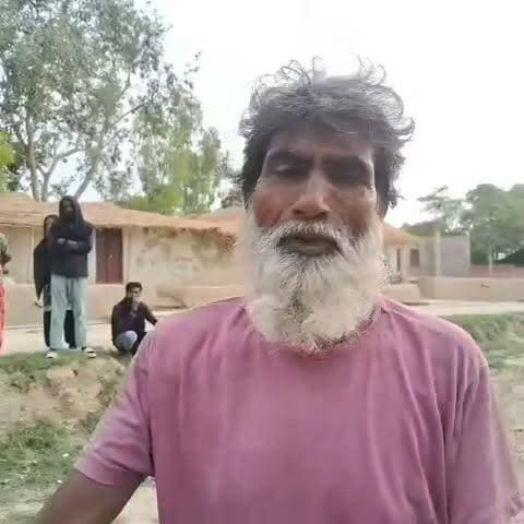 11 हजार वोल्ट के पोल में उतरा करंट, करंट की चपेट में आकर खच्चर की मौत
फतेहपुर के हरदासपुर सानी गांव में बड़ा हादसा, दो युवक बाल-बाल बचे
बिजली विभाग पर लापरवाही का आरोप, पशुपालक ने मुआवजे की उठाई मांग
✒️रिपोर्ट नाजिया परवीन
उत्तर प्रदेश के फतेहपुर जिले के ऐरायाँ विकास खंड अंतर्गत सुल्तानपुर घोष विद्युत उपकेंद्र क्षेत्र के हरदासपुर सानी गांव में सोमवार शाम एक दर्दनाक हादसा हो गया। 11 हजार वोल्ट की विद्युत लाइन के एक पोल में कथित रूप से करंट उतर आने से एक खच्चर की मौके पर ही मौत हो गई। घटना में दो युवक भी करंट की चपेट में आए, हालांकि वे सुरक्षित बच निकले। घटना के बाद ग्रामीणों ने बिजली विभाग की कार्यप्रणाली पर सवाल उठाते हुए मुआवजे और जांच की मांग की है।
फतेहपुर जिले के ऐरायाँ विकास खंड के हरदासपुर सानी गांव में सोमवार शाम करीब 5 बजे उस समय हड़कंप मच गया, जब गांव के भीतर लगे 11 हजार वोल्ट की विद्युत लाइन के पोल में कथित रूप से करंट उतर आया। उसी दौरान पास में चर रहा एक खच्चर करंट की चपेट में आ गया और उसकी मौके पर ही मौत हो गई।
जानकारी के अनुसार, शोहदमऊ गांव निवासी जैतून निशा पत्नी शाकिर अली का खच्चर गांव के समीप चर रहा था। प्रत्यक्षदर्शियों का कहना है कि जैसे ही वह बिजली के पोल के पास पहुंचा, करंट की चपेट में आ गया और मौके पर ही उसकी मौत हो गई। बताया जा रहा है कि मृत खच्चर की कीमत एक लाख रुपये से अधिक थी, जिससे पशुपालक को भारी आर्थिक नुकसान हुआ है।
ग्रामीणों के अनुसार, खच्चर को बचाने के प्रयास में दो युवक भी करंट की चपेट में आ गए, लेकिन सौभाग्य से दोनों सुरक्षित बच निकले और उन्हें कोई गंभीर चोट नहीं आई।
घटना के बाद ग्रामीणों और पशुपालक ने बिजली विभाग पर लापरवाही का आरोप लगाते हुए कहा कि यदि विद्युत लाइनों और पोलों का नियमित निरीक्षण एवं रखरखाव किया जाता, तो इस प्रकार का हादसा टाला जा सकता था। उन्होंने पीड़ित परिवार को उचित मुआवजा देने तथा पूरे मामले की निष्पक्ष जांच की मांग की है।
उधर, प्रेमनगर पशु चिकित्सालय के पशु चिकित्सा अधिकारी डॉ. अजय कुमार ने बताया कि नियमानुसार पशुपालक को पहले स्थानीय थाने में प्राथमिकी दर्ज करानी होगी। उन्होंने कहा कि शाम 5 बजे के बाद पशुओं का पोस्टमार्टम नहीं किया जाता, इसलिए शव को सुरक्षित रखा जाएगा। एफआईआर दर्ज होने के बाद अगले दिन नियमानुसार पोस्टमार्टम की कार्रवाई की जाएगी।
फिलहाल घटना को लेकर संबंधित विभागों की ओर से जांच की प्रक्रिया आगे बढ़ाई जा रही है l
वायरल फैक्ट
घटना की जानकारी क्षेत्र में तेजी से फैल गई है। यदि इससे संबंधित कोई वीडियो या तस्वीरें सोशल मीडिया पर प्रसारित हो रही हैं, तो उनकी स्वतंत्र पुष्टि होना आवश्यक है। दुर्घटना के कारणों का अंतिम निष्कर्ष विभागीय जांच के बाद ही स्पष्ट होगा।
खुले या करंट प्रवाहित विद्युत पोल आम नागरिकों और पशुओं दोनों के लिए गंभीर खतरा बन सकते हैं। ऐसे मामलों में समयबद्ध जांच, दोष तय करना और सुरक्षा मानकों का कड़ाई से पालन कराना आवश्यक है, ताकि भविष्य में इस प्रकार की घटनाओं की पुनरावृत्ति रोकी जा सके।
🟥 ND NEWS | दैनिक निष्पक्ष धारा की जनहित अपील
ND NEWS बिजली विभाग से अपील करता है कि ग्रामीण क्षेत्रों में 11 हजार वोल्ट एवं अन्य हाईटेंशन लाइनों का नियमित निरीक्षण कर जर्जर पोल, तार और विद्युत उपकरणों की समय पर मरम्मत सुनिश्चित की जाए। यदि किसी विभागीय लापरवाही से जनहानि या पशुहानि होती है, तो जिम्मेदारी तय कर पीड़ितों को शीघ्र मुआवजा उपलब्ध कराया जाए।
जनहित में सुझाव
किसी भी बिजली के पोल या टूटे तार के पास न जाएं और तुरंत बिजली विभाग को सूचना दें।
करंट की आशंका होने पर पशुओं और बच्चों को उस क्षेत्र से दूर रखें।
ग्रामीण क्षेत्रों में विद्युत सुरक्षा का नियमित निरीक्षण कराया जाए।
हादसे की स्थिति में तुरंत पुलिस, बिजली विभाग और पशु चिकित्सा विभाग को सूचित करें।
संबंधित विभाग समयबद्ध जांच कर दोषियों पर आवश्यक कार्रवाई सुनिश्चित करें।
👇👇👇
#NDNews #दैनिकनिष्पक्षधारा #Fatehpur #ElectricShock #PowerDepartment #AnimalSafety #BreakingNews #UPPCL #UPNews #fatehpurpolice #ElectricitySafety #RuralNews
👇👇
@dgpup
@RSSorg
@UPGovt
@wpl1090
@RSSgeet
@Uppolice
@MIB_India
@PMOIndia
@HMOIndia
@abmanglik
@VHPDigital
@igrangealld
@myogioffice
@InfoDeptUP
@dmfatehpur
@sdmsadarftp
@CMOfficeUP
@CMOUP_RC
@ChiefSecyUP
@ChiefSecyUP
@MahantYogiG
@FatehpurSdm
@fatehpurpolice
@BajrangDalOrg
@112UttarPradesh
@myogiadityanath
@CommissionerPrg
@ADGZonPrayagraj
👇👇👇
🟥 ND NEWS | दैनिक निष्पक्ष धारा
मुख्य संपादक / संस्थापक: राजन सिंह हाडा
📞 मोबाइल: 9696119696