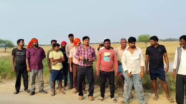 🚨 बड़ी खबर | बलरामपुर
🌉 लौकहवा डिप पर पुल निर्माण की मांग को लेकर प्रदर्शन।
पूर्व सांसद प्रत्याशी युगल किशोर शुक्ल एडवोकेट के नेतृत्व में क्षेत्रीय लोगों ने किया धरना-प्रदर्शन।
मुख्यमंत्री के नाम भेजा ज्ञापन, कहा—बरसात में पुल न होने से लाखों लोगों का संपर्क टूट जाता है।
बाढ़ के दौरान हेंगहा, डोरवा, गौरैया व चकैया नालों का पानी सड़क पर बहने से आवागमन ठप, कई बार हो चुके हैं हादसे।
इसी मार्ग से ललिया थाना, हर्रैया सतघरवा ब्लॉक, एसएसबी व वन विभाग के कर्मचारी भी करते हैं आवागमन।
प्रदर्शन में मनमोहन तिवारी, कृष्णा राम, अमरेश, राकेश, काशी राम, जयशंकर, महेश, रामनिवास, छोटकऊ, पन्नालाल, शाहिद, दिनेश, इरफान समेत बड़ी संख्या में ग्रामीण रहे मौजूद।
#Balrampur #Tulsipur #LaukahwaDip #BridgeDemand #YugalKishoreShukla #HarraiyaSatgharwa #Development #UttarPradesh #BreakingNews #FacebookPost #NewsUpdate #FacebookNews #upnewsउत्तरप्रदेशबलरामपुर #highlights जिला प्रशासन बलरामपुर Kailash Nath Shukla Ram Shiromani Verma MYogiAdityanath