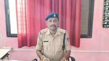 धारकुंडी थाना के नवागत थाना प्रभारी ने संभाली अपनी कमान, विजय सिंह कुशवाह ने किया पदभार ग्रहण।
सतना जिले के धारकुंडी थाना के नवागत थाना प्रभारी विजय सिंह कुशवाह ने आज देर शाम धारकुंडी पहुचकर थाना प्रभारी धारकुंडी का संभाला पदभार, आपको बता दें कि पूर्व में रहे थाना प्रभारी का बालाघाट तबादला होने के बाद से ख़ाली था थाना जिसको लेकर सतना एसपी ने धारकुंडी थाना के प्रभारी के रुप में सब इंस्पेक्टर विजय सिंह कुशवाहा को सौंपी थी कमान।
