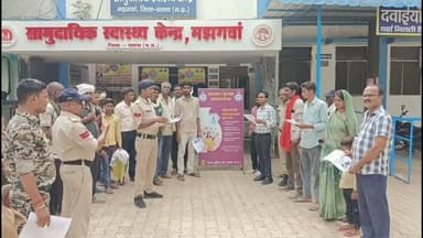 मझगवां सामुदायिक स्वास्थ्य केंद्र में पुलिस ने चलाया साइबर सुरक्षा जागरूकता अभियान।
जिला पुलिस बल सतना के निर्देशन में आज मझगवां थाना पुलिस द्वारा स्थानीय सामुदायिक स्वास्थ्य केंद्र (CHC) परिसर में आम नागरिकों और मरीजों को ऑनलाइन धोखाधड़ी से सुरक्षित रखने के लिए एक विशेष साइबर जागरूकता कार्यक्रम का आयोजन किया गया। अभियान के दौरान प्रधान आरक्षक ब्रम्हदत्त शुक्ला, दयाराम बैगा, आ. रविकांत यादव, सूर्यदेव सूर्यवंशी, महंत सिंह सहित पुलिस अधिकारियों व जवानों ने अस्पताल पहुंचे ग्रामीणों, महिलाओं और युवाओं को एकत्र कर साइबर अपराधों से बचने के तौर-तरीके सिखाए, कार्यक्रम में विशेष रूप से एक सूचनात्मक बैनर प्रदर्शित किया गया, जिसमें महिलाओं के लिए जरूरी साइबर सुरक्षा संबंधी उपायों और डिजिटल स्पेस में सुरक्षित रहने के नियमों को प्रमुखता से दर्शाया गया था। इस दौरान पुलिस कर्मियों ने उपस्थित लोगों को जागरूक करते हुए पंपलेट और प्रचार सामग्री वितरित की और समझाया कि किसी भी अनजान व्यक्ति के साथ अपनी गोपनीय बैंकिंग जानकारी, ओटीपी या व्यक्तिगत डेटा साझा न करें। इस मौके पर स्वास्थ्य केंद्र के स्टाफ सहित बड़ी संख्या में क्षेत्रीय नागरिक और पुलिस बल के सदस्य मौजूद रहे।