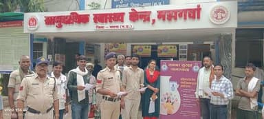 मझगवां सामुदायिक स्वास्थ्य केंद्र में पुलिस ने चलाया साइबर सुरक्षा जागरूकता अभियान।
जिला पुलिस बल सतना के निर्देशन में आज मझगवां थाना पुलिस द्वारा स्थानीय सामुदायिक स्वास्थ्य केंद्र (CHC) परिसर में आम नागरिकों और मरीजों को ऑनलाइन धोखाधड़ी से सुरक्षित रखने के लिए एक विशेष साइबर जागरूकता कार्यक्रम का आयोजन किया गया। अभियान के दौरान प्रधान आरक्षक ब्रम्हदत्त शुक्ला, दयाराम बैगा, आ. रविकांत यादव, सूर्यदेव सूर्यवंशी, महंत सिंह सहित पुलिस अधिकारियों व जवानों ने अस्पताल पहुंचे ग्रामीणों, महिलाओं और युवाओं को एकत्र कर साइबर अपराधों से बचने के तौर-तरीके सिखाए, कार्यक्रम में विशेष रूप से एक सूचनात्मक बैनर प्रदर्शित किया गया, जिसमें महिलाओं के लिए जरूरी साइबर सुरक्षा संबंधी उपायों और डिजिटल स्पेस में सुरक्षित रहने के नियमों को प्रमुखता से दर्शाया गया था। इस दौरान पुलिस कर्मियों ने उपस्थित लोगों को जागरूक करते हुए पंपलेट और प्रचार सामग्री वितरित की और समझाया कि किसी भी अनजान व्यक्ति के साथ अपनी गोपनीय बैंकिंग जानकारी, ओटीपी या व्यक्तिगत डेटा साझा न करें। इस मौके पर स्वास्थ्य केंद्र के स्टाफ सहित बड़ी संख्या में क्षेत्रीय नागरिक और पुलिस बल के सदस्य मौजूद रहे।