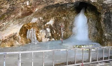 💥 बड़ी खबर💥
उपराज्यपाल ने अमरनाथ गुफा में की प्रथम पूजा, 3 जुलाई से शुरू होगी श्री अमरनाथ यात्रा-2026
उपराज्यपाल मनोज सिन्हा ने आज बाबा बर्फानी की पवित्र गुफा में प्रथम पूजा अर्चना कर श्री अमरनाथ जी यात्रा-2026 का औपचारिक शुभारंभ किया। उन्होंने सभी भक्तों को बड़ी संख्या में यात्रा में शामिल होकर आध्यात्मिक अनुभव लेने का निमंत्रण दिया।उन्नत सुविधाओं, सुरक्षा व्यवस्था और स्थानीय सहयोग से यात्रा को सुरक्षित एवं यादगार बनाने के लिए प्रशासन, श्राइन बोर्ड, सुरक्षा बल एवं स्वयंसेवक पूर्ण समन्वय से कार्यरत हैं। यात्रा 3 जुलाई से दोनों पारंपरिक मार्गों से शुरू होगी और 28 अगस्त तक चलेगी।श्री अमरनाथ यात्रा 2026 से पहले CRPF ने सुरक्षा के पुख्ता इंतज़ाम किए हैं।