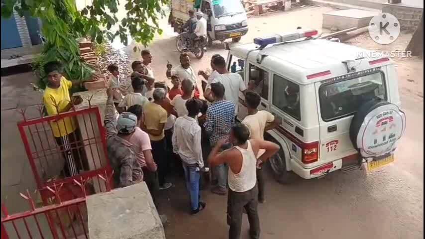 बड़ी रोड बाबू चौराहा पर चोरी हो चुकी है रात के 1:30 बजे चोर मंदिर के सारे घंटे लेकर चले गए पुलिस वालों सेअनुरोध है