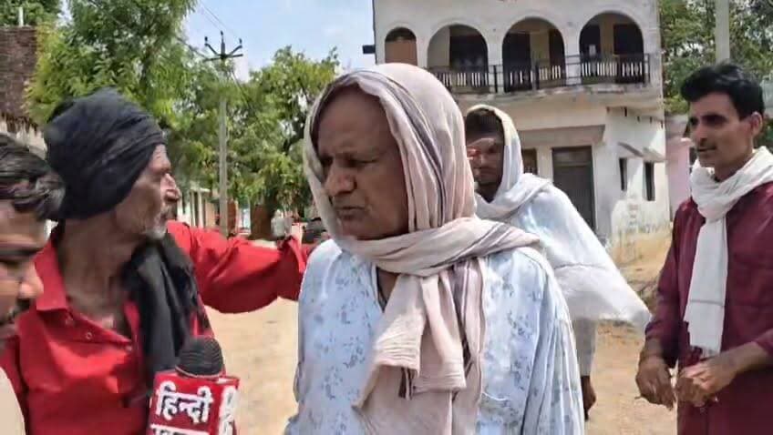 #महोबा - गांव फैली जगह जगह गंदगी से लोग बेहाल,आंगनवाड़ी केंद्र के गेट पर है लगा गंदगी का अम्बार,सालों से नहीं हुई सफाई...
आंगनवाड़ी केंद्र में पढ़ने आने वाले नन्हें मुन्हे बच्चे गंदगी की वजह से हमेशा गिरते हैं कीचड़ में....
खुलेआम मासूमों की जिन्दगी से हो रहा खिलवाड़, जिम्मेदारों द्वारा धकेला जा रहा मौत के मुंह में,ग्रामीणों को गंभीर बीमारी फैलने का सता रहा डर,
कई बार शिकायत के बाद भी नहीं हटाया जा रहा आंगनवाड़ी केंद्र के गेट से कचड़ा,
#कुलपहाड़ तहसील क्षेत्र के #सुगिरा गांव का मामला।
Dharmendra Kumar #followers #CMYogi #YogiAdityanath #BreakingNews Brijbhushan Rajput MYogiAdityanath Akhilesh Yadav DM Mahoba
