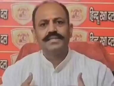 हिंदू रक्षा दल के अध्यक्ष पिंकी चौधरी का एक बयान सोशल मीडिया पर चर्चा का विषय बना हुआ है।
उन्होंने कहा, "अगर हिंदुओं का पैसा किसी हिंदू ने ले भी लिया तो तुम्हें क्यों मिर्ची लग रही है? हमारे मंदिरों का पैसा मुसलमानों और ईसाइयों पर खर्च होना सबसे बड़ा घोटाला है।
#PinkyChaudhary #HinduRakshaDal #TempleFunds #India #Politics #News