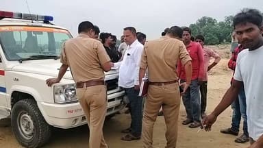🚨 बलरामपुर से बड़ी खबर 🚨
अमवा नहर में नहाने गए 16 वर्षीय किशोर का मिला शव, एक बजे रात तक चला सर्च ऑपरेशन।
बलरामपुर जिले में थाना ललिया क्षेत्र के शिवपुरा अमवा में सोमवार को अमवा नहर में नहाने गए गुलाम हुसैन (16) पुत्र पीर मोहम्मद कुरैशी का शव मंगलवार सुबह करीब 8:00 बजे बरामद हो गया।
सोमवार रात भर थाना ललिया पुलिस और एनडीआरएफ की टीम ने नहर में सर्च ऑपरेशन चलाया, लेकिन किशोर का कोई सुराग नहीं मिला था। मंगलवार सुबह उसी स्थान के पास, जहां उसके कपड़े और चप्पल रखे मिले थे, नहर में उसका शव उतराता हुआ दिखाई दिया।
बताया जा रहा है कि गुलाम हुसैन पिछले दो वर्षों से अपने मामा नूर आलम और रफीक कुरैशी के घर, शिवपुरा में रह रहा था। उसका पैतृक घर पंडन मोहल्ला, गौदरावा (बलरामपुर) है। वह अपने माता-पिता का इकलौता बेटा था।
शव मिलने की सूचना के बाद परिवार में मातम छा गया। परिजनों का रो-रोकर बुरा हाल है। पुलिस ने शव को कब्जे में लेकर पंचनामा भरते हुए पोस्टमार्टम के लिए भेज दिया है और आगे की विधिक कार्रवाई की जा रही है।
#BreakingNews #Balrampur #Laliya #Shivpura #AmwaNahar #NDRF #UPPolice #LatestNews #BalrampurNews #HindiNews #LocalNews #RescueOperation #RIP #UttarPradesh #CrimeNews #FacebookNews Balrampur Police #upnewsउत्तरप्रदेशबलरामपुर