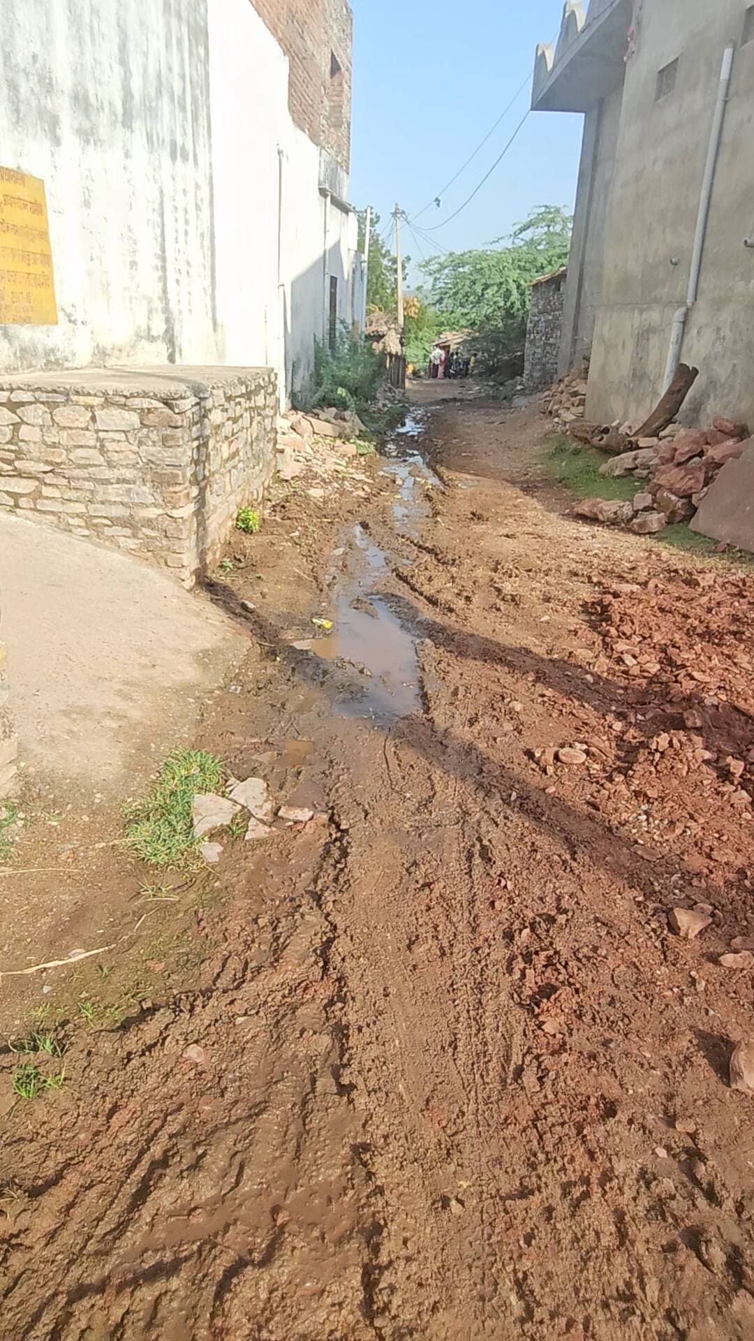 साझा रास्ते पर किए गए अतिक्रमण को हटाने और अभद्र व्यवहार/गाली-गलौज को रोकने हेतु अंतिम चेतावनी।