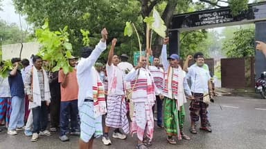 🌿 हूल दिवस के अवसर पर अमर शहीद सिदो-कान्हू, चाँद-भैरव और फूलो-झानो को भावपूर्ण श्रद्धांजलि।
1855 के संथाल हूल की ऐतिहासिक विरासत, आदिवासी समाज के अदम्य साहस और बलिदान को समर्पित इस विशेष कार्यक्रम का सीधा प्रसारण (LIVE) देखिए।
📺 जुड़े रहें Ugta jharkhand के साथ और इस ऐतिहासिक अवसर की हर महत्वपूर्ण झलक सबसे पहले देखें।
👍 Live को Like करें, Share करें और अपनी श्रद्धांजलि Comment में व्यक्त करें।
#HulDiwas #हूल_दिवस #SanthalHul #SidhoKanho #ChandBhairav #PhuloJhano #Jharkhand #Adivasi #TribalPride #History #UgtaJharkhand #FacebookLive #Live #JharkhandNews #BreakingNews