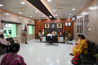 #SSP_अयोध्या द्वारा वरिष्ठ पुलिस अधीक्षक कार्यालय में जनता की समस्याओं को सुनकर यथा संभव मौके पर ही निस्तारित किया गया व शेष शिकायतों के त्वरित एवं गुणवत्ता पूर्ण निस्तारण सुनिश्चित करने हेतु संबंधित को निर्देशित किया जा रहा है। #UPPolice #ayodhyapolice https://t.co/hv0uGmpEpy