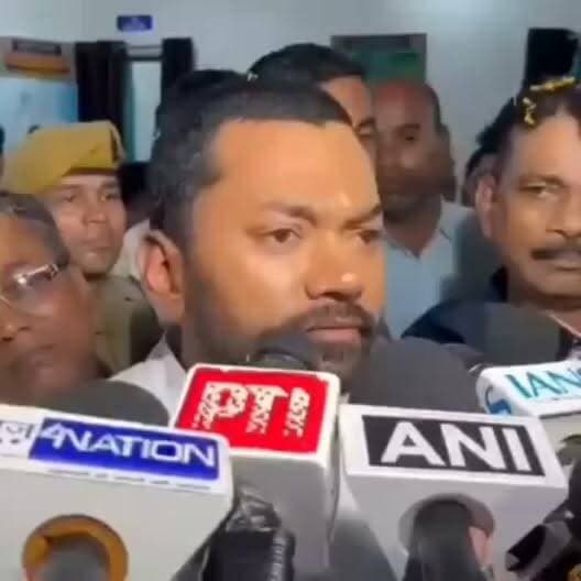 बिहार के सरकारी स्वास्थ्य तंत्र में बड़ा बदलाव होने जा रहा है।
राज्य के लगभग 15,000 सरकारी स्वास्थ्य संस्थानों को आधुनिक तकनीक और CCTV नेटवर्क से जोड़ा जाएगा। एक विशेष सॉफ्टवेयर के माध्यम से सभी अस्पताल सीधे स्वास्थ्य विभाग के कमांड एंड कंट्रोल सिस्टम से जुड़े रहेंगे, जिसकी निगरानी स्वयं स्वास्थ्य विभाग करेगा।
इस व्यवस्था का उद्देश्य अस्पतालों में डॉक्टरों की 100% उपस्थिति सुनिश्चित करना, साथ ही OPD, IPD, सर्जरी और वार्ड राउंड जैसी सेवाओं का डिजिटल रिकॉर्ड पारदर्शी तरीके से तैयार करना है।
सरकार का दावा है कि इस हाई-टेक सिस्टम से स्वास्थ्य सेवाओं में पारदर्शिता बढ़ेगी, जवाबदेही तय होगी और ग्रामीण क्षेत्रों से लेकर शहरों तक मरीजों को बेहतर इलाज मिल सकेगा।
#Bihar #Health #Healthcare #BiharNews #JDU #DigitalHealth #Hospital #OPD #IPD