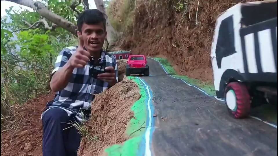 🚍 दिव्यांगता नहीं, हौसला है उनकी असली पहचान! 💙
उत्तराखंड के सीमांत क्षेत्र मुनस्यारी के रहने वाले शमशेर सिंह अपनी अद्भुत प्रतिभा से सोशल मीडिया पर लोगों का दिल जीत रहे हैं।
जन्म से बोलने और सुनने में असमर्थ होने के बावजूद, उन्होंने कभी अपनी परिस्थितियों को अपनी कमजोरी नहीं बनने दिया। कबाड़, लकड़ी, गत्ता और पुरानी मोटरों जैसी बेकार समझी जाने वाली चीज़ों से वे उत्तराखंड रोडवेज की बस, क्रेन, जहाज सहित कई शानदार मॉडल तैयार कर रहे हैं।
उनकी मेहनत, लगन और रचनात्मक सोच इस बात का जीवंत उदाहरण है कि सच्ची प्रतिभा किसी भी बाधा की मोहताज नहीं होती। आज उनका हुनर न केवल उत्तराखंड बल्कि पूरे देश के लिए प्रेरणा बन रहा है और सोशल मीडिया पर लोग उनकी कला की जमकर सराहना कर रहे हैं।
ऐसे हुनरमंद बेटे पर उत्तराखंड को गर्व है। ❤️🙏
@topfans Uttarakhand live 24 Pushkar Singh Dhami Harish Rawat Uttarakhand DIPR
#Munsyari #Uttarakhand #ShamsherSingh #InspiringStory #Talent #ProudOfUttarakhand #ViralStory