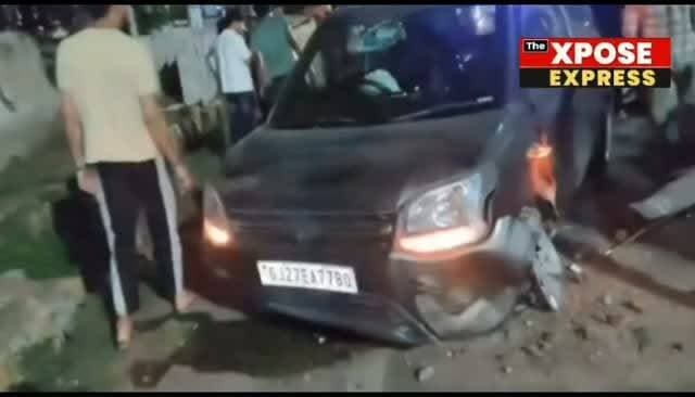🚨 ग्वालियर की मेला रोड पर सोमवार देर रात स्कॉर्पियो और वैगन आर के बीच जोरदार टक्कर हो गई। हादसे में कई लोग घायल हुए, जिन्हें अस्पताल पहुंचाया गया। बताया जा रहा है कि टक्कर के बाद स्कॉर्पियो चालक वाहन लेकर मौके से फरार हो गया।
इस घटना का वीडियो मंगलवार दोपहर करीब 12 बजे से सोशल मीडिया पर तेजी से वायरल हो रहा है। पुलिस मामले की जांच कर रही है और फरार चालक की तलाश जारी है।
📲 ऐसी ही ताज़ा और बेबाक खबरों के लिए जुड़े रहें।
🔗 Facebook: https://facebook.com/thexposeexpress
📸 Instagram: https://instagram.com/thexposeexpress
📺 YouTube: https://youtube.com/@thexposeexpress
हम दिखाते हैं वो जो सब छुपाते हैं... The Xpose Express
#Gwalior #GwaliorNews #Accident #RoadAccident #Scorpio WagonR ViralVideo MelaRoad MPNews BreakingNews TheXposeExpress GwaliorUpdates MadhyaPradesh NewsUpdate IndiaNews