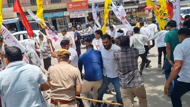 NEET स्टूडेंट मारपीट मामले में SFI का प्रदर्शन। एसपी ऑफिस के बाहर, पुलिस का चली लाठियां
#SikarSandesh #SFI #RajasthanNews #Sikar