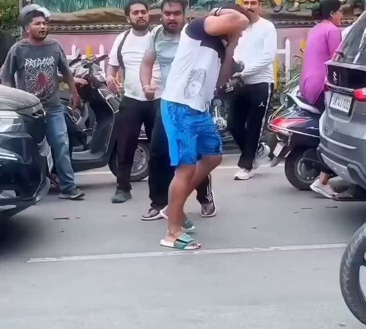 देहरादून में सरेराह गुंडागर्दी: रायपुर रोड पर बीच सड़क पर जमकर चले लात-घूंसे, सोशल मीडिया पर वीडियो वायरल!
#DehradunNews #RaipurDehradun #UttarakhandNews #CrimeNews #ViralVideo #DehradunPolice #BreakingNews #DehradunDiaries