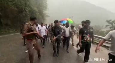 टिहरी मे मृतक केतन के पीड़ित परिवार से मिलने के लिए भारी बारिश के बीच पैदल ही जाते हुए सांसद चंद्रशेखर आजाद!
#tehri
#bhimarmy
#ChandrashekharAzad
#ASP
#uttrakhand_devbhoomi