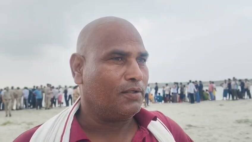 #अयोध्या: नदी में नहाते समय बड़ा हादसा, पांच महिलाएं डूब गईं। ग्रामीणों ने तीन को बाहर निकाला, लेकिन उनकी मौत हो गई। दो महिलाएं अब भी लापता हैं। पुलिस, प्रशासन और राहत दल सर्च ऑपरेशन में जुटे हैं।अयोध्या के रौनाही थाना क्षेत्र के सनाहा गांव में नदी में नहाते समय बड़ा हादसा हो गया। पांच महिलाएं नदी में डूब गईं। ग्रामीणों ने तत्काल बचाव अभियान चलाकर तीन महिलाओं को बाहर निकाला, लेकिन उनकी मौत हो चुकी थी। दो महिलाएं अब भी लापता हैं, जिनकी तलाश में प्रशासन, पुलिस और राहत-बचाव दल लगातार सर्च ऑपरेशन चला रहे हैं। घटना के बाद पूरे गांव में शोक का माहौल है। प्रशासन ने लोगों से नदी और जलाशयों में नहाते समय विशेष सावधानी बरतने की अपील की है।
#Ayodhya #BreakingNews #RiverAccident #RescueOperation #UttarPradesh #Drowning #PoliceUpdate #LatestNews