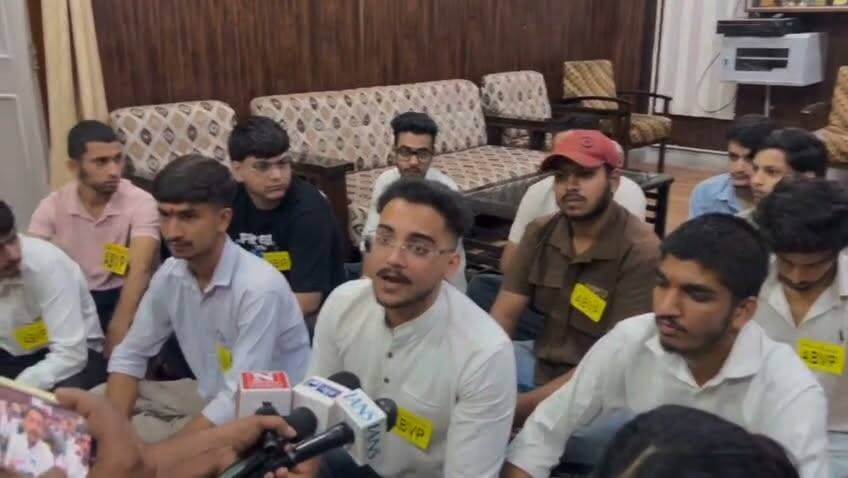 गलत विषय आवंटन को लेकर बिलासपुर कॉलेज में छात्रों का धरना
**प्रधानाचार्य को सौंपा ज्ञापन
#NewsUpdate #himachalpradesh #news #bilaspurhp
