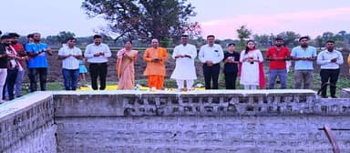 #जल_गंगा_संवर्धन_अभियान अंतर्गत बावड़ी उत्सव कार्यक्रम आयोजित कर ऐतिहासिक प्राचीन बावड़ी की साफ-सफाई कर पूजन-अर्चन कर जल एवं जल स्रोतों के संरक्षण की शपथ ली गई। @CMMadhyaPradesh @DrMohanYadav51 #seoni https://t.co/X8rWKHNHFJ