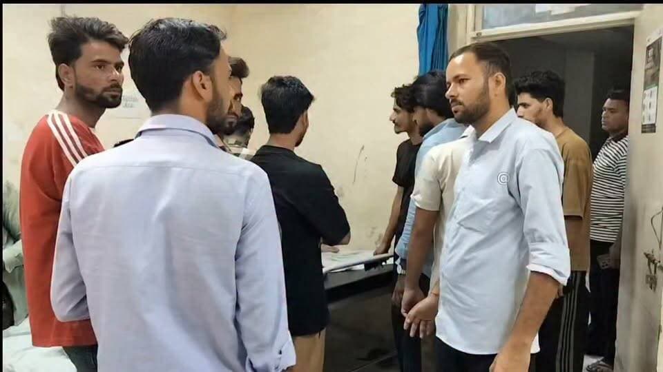 सुभाष चौक के पास नाबालिग पर GI पाईप से हमला.. आरोपियों ने पीट -पीटकर उधेड़ दी चमड़ी..
#letestnewshindi #4समाचार #ChuruNews #FYI #वारदात #मारपीट #newsfeed #ChuruPolice