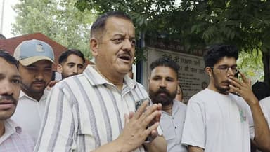बड़ी खबर: कुल्लू अस्पताल प्रसूता मौत मामला!
प्रसूता की मौत के मामले में बड़ी कार्रवाई। विधायक सुंदर सिंह ठाकुर ने प्रेस वार्ता में दी जानकारी— अनु देवी को किया गया सस्पेंड! इसके साथ ही मामले में दोषी पाई गईं दोनों नर्सों को भी कल सुबह तक सस्पेंड कर दिया जाएगा।
#KulluHospital #BreakingNews #HimachalNews #Justice #Kullu