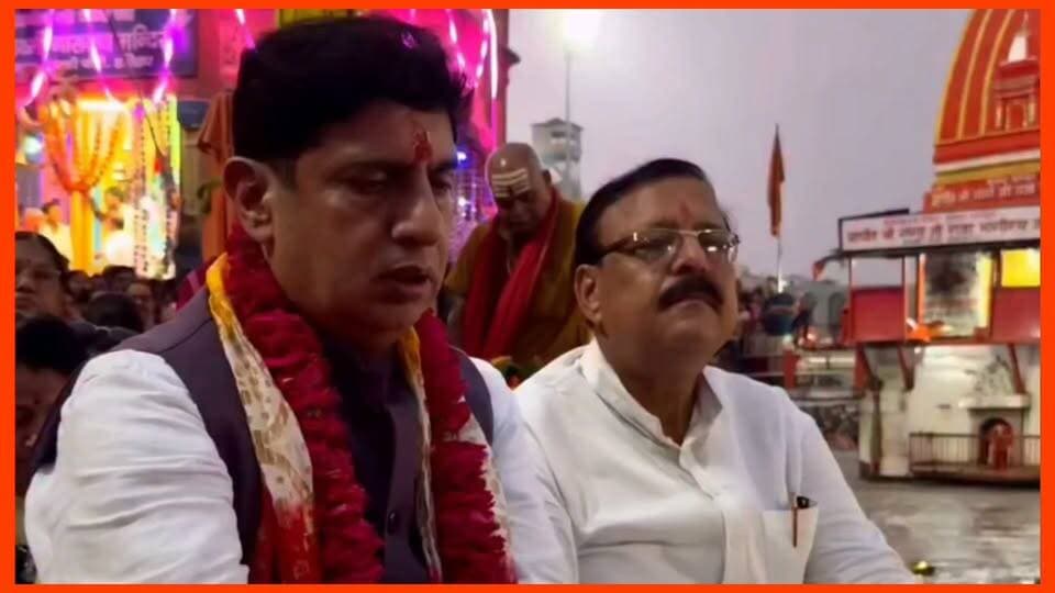 हर की पौड़ी में मां गंगा की महाआरती में कैबिनेट मंत्री प्रदीप बत्रा सहित कई गणमान्य लोग शामिल हुए। प्रदेश की सुख-समृद्धि की कामना की गई।
#HarKiPauri #Haridwar #MaaGanga #PradeepBatra #UttarakhandNews
