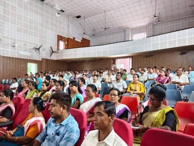 কৃষক পঞ্জীয়ন প্ৰক্ৰিয়াৰ অগ্ৰগতি, পঞ্জীয়ন প্ৰক্ৰিয়া অধিক গতিশীল কৰা আৰু আঁচনি খনৰ সফল ৰূপায়ণ সন্দৰ্ভত পৰ্যালোচনা কৰাৰ উদ্দেশ্যে আজি মৰিগাঁও জিলা কৃষি কাৰ্যালয়ৰ উদ্যোগত এখন বিশেষ পৰ্যালোচনা সভাৰ আয়োজন কৰা হয়। জিলা কৃষি বিষয়া দিলীপ কুমাৰ বৰাৰ সঞ্চালনাত জিলা পুথিভঁৰাল প্ৰেক্ষাগৃহত আয়োজিত সভাত অতিৰিক্ত জিলা আয়ুক্ত (কৃষি) ড০ ময়ূৰপংখী বৰা মুখ্য অতিথি হিচাপে অংশগ্ৰহণ কৰে। এই সভাত কৃষক পঞ্জীয়ন প্ৰক্ৰিয়াত নিয়োজিত বিষয়া কৰ্মচাৰী, গাঁও প্ৰধান আৰু বি. এল. অ' সকলৰ সৈতে কৃষক পঞ্জীয়ন প্ৰক্ৰিয়া অধিক ক্ষীপ্ৰতৰ কৰা, নিৰ্ধাৰিত সময়ৰ ভিতৰত সৰ্বাধিক কৃষকৰ পঞ্জীয়ন নিশ্চিত কৰা, পঞ্জীয়ন সময়ত সম্মুখীন হোৱা মাটি বাৰি সংক্ৰান্তিয় বিভিন্ন সমস্যা আৰু ইয়াৰ নিস্পত্তি, কৃষক পঞ্জীয়ন ক্ষেত্ৰত গ্ৰহণ কৰিব লগীয়া ব্যৱস্থাপনা আদি বিশদভাৱে আলোকপাত কৰা হয়। এই সভাত অতিৰিক্ত জিলা আয়ুক্ত গৰাকীয়ে কৃষক পঞ্জীয়ন প্ৰক্ৰিয়াত নিয়োজিত বিষয়া কৰ্মচাৰী সকলক কৰ্তব্যত গাফিলতি নকৰি নিয়াৰিকৈ বিভাগৰ দ্বাৰা আয়োজিত বিভিন্ন শিবিৰৰ জৰিয়তে কৃষক পঞ্জীয়ন প্ৰক্ৰিয়া সফল ৰূপায়ণ প্ৰসংগত মতপোষণ কৰে। উক্ত অনুষ্ঠানত জিলা কৃষি বিষয়া গৰাকীয়ে কৃষক পঞ্জীয়ন প্ৰক্ৰিয়াৰ প্ৰয়োজনীয়তা, কৃষক পঞ্জীয়নৰ জৰিয়তে কৃষক সকলে কেনেদৰে বিভাগীয় আঁচনিৰ সুবিধা লাভ কৰিব আদি বিষয়ত মন্তব্য কৰি কৃষক পঞ্জীয়ন প্ৰক্ৰিয়া নিয়োজিত বিষয়া কৰ্মচাৰী সকলক বিভাগৰ দ্বাৰা আয়োজিত বিশেষ শিবিৰৰ সমূহ ফলপ্ৰসূ কৰিবলৈ আহ্বান জনায়। আজি আয়োজিত বিশেষ কাৰ্যসূচীত কৃষি মন্ত্ৰী পীয়ুষ হাজৰিকাৰ বিশেষ প্ৰতিনিধি নয়নজ্যোতি বৰুৱা, মৰিগাঁও চক্ৰৰ ৰাজহ চক্ৰ বিষয়া কংকন জ্যোতি শইকীয়া, মিকিৰ ভেটা চক্ৰৰ ৰাজহ চক্ৰ বিষয়া অজিতাভ ভৌমিক, জিলা ন'ডেল বিষয়া মুছাহিদ ফাৰুকী, মহকুমা কৃষি বিষয়া মেহেদী আৰিফ হুচেইন, জ্যেষ্ঠ কৃষি উন্নয়ন বিষয়া কিশোৰ কলিতা, কৃষি উন্নয়ন বিষয়া সকল, কৃষি পৰিদৰ্শক ৰাজেন ডেকা, মিডিয়া বিশেষজ্ঞ গৌতম কুমাৰ নাথকে প্ৰমুখ্য কৰি সংশ্লিষ্ট বিষয়া কৰ্মচাৰী সকল উপস্থিত থাকে।