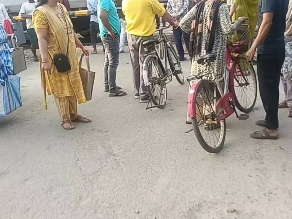#लखनऊ #ब्रेकिंग
जलालगंज रेलवे फाटक पर ट्रेन की चपेट में आने से व्यक्ति की मौत, कारणों की जांच जारी
लखनऊ के जलालगंज रेलवे फाटक क्रॉसिंग पर जम्मू तवी से लखनऊ आ रही ट्रेन की चपेट में आने से एक व्यक्ति की मौत की सूचना है।
प्रारंभिक जानकारी के अनुसार, हादसे का कारण अभी स्पष्ट नहीं है। रेलवे पुलिस और स्थानीय पुलिस मौके पर पहुंचकर जांच कर रही है। मृतक की पहचान और हादसे की परिस्थितियों का पता लगाया जा रहा है।
जन हंकार न्यूज़ इस खबर से जुड़े आधिकारिक अपडेट उपलब्ध होने पर आपको अवगत कराएगा।
#Lucknow #RailwayAccident #JalalGanj #UPNews #JanHunkarNews
