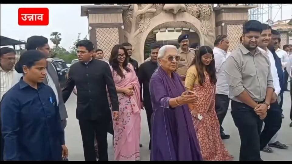 👧🌸 158 निराश्रित बालिकाओं से मिलीं राज्यपाल आनंदीबेन पटेल, बोलीं— हर बच्चे को मिले सुरक्षित और बेहतर भविष्य
📍 उन्नाव | सोहरामऊ
उत्तर प्रदेश की राज्यपाल आनंदीबेन पटेल ने उन्नाव के सोहरामऊ स्थित आनंदी मैजिक वर्ल्ड वाटर पार्क में आयोजित कार्यक्रम में 158 निराश्रित बालिकाओं से मुलाकात कर उनका हालचाल जाना। उन्होंने बालिकाओं से संवाद करते हुए उनकी शिक्षा, स्वास्थ्य, रहन-सहन और भविष्य से जुड़े मुद्दों पर विस्तार से जानकारी ली।
🌸 कार्यक्रम की मुख्य बातें
🔹 राज्यपाल का जिलाधिकारी घनश्याम मीना और पुलिस अधीक्षक जयप्रकाश सिंह ने पुष्पगुच्छ देकर स्वागत किया।
🔹 राज्यपाल ने बालिकाओं का उत्साहवर्धन करते हुए कहा कि हर बच्चे को सुरक्षित, सम्मानजनक और बेहतर वातावरण देना समाज और सरकार की साझा जिम्मेदारी है।
🔹 अधिकारियों को बालिकाओं की सुरक्षा, गुणवत्तापूर्ण शिक्षा, बेहतर देखभाल और आत्मनिर्भर बनाने की दिशा में निरंतर कार्य करने के निर्देश दिए।
🔹 सभी पात्र बालिकाओं को सरकारी योजनाओं का लाभ समयबद्ध तरीके से उपलब्ध कराने पर विशेष जोर दिया गया।
👥 ये रहे मौजूद
कार्यक्रम में कैबिनेट मंत्री नंद गोपाल नंदी, जिलाधिकारी घनश्याम मीना, पुलिस अधीक्षक जयप्रकाश सिंह, मुख्य विकास अधिकारी प्रतीराज, अपर जिलाधिकारी सुशील कुमार गोंड, उपजिलाधिकारी प्रज्ञा पांडे सहित कई प्रशासनिक एवं पुलिस अधिकारी मौजूद रहे।
🚔 सुरक्षा के रहे पुख्ता इंतजाम
राज्यपाल के दौरे को देखते हुए कार्यक्रम स्थल पर सुरक्षा के व्यापक इंतजाम किए गए। पुलिस बल की तैनाती, प्रवेश व्यवस्था और निगरानी को सुदृढ़ रखा गया, जिससे पूरा कार्यक्रम शांतिपूर्ण ढंग से संपन्न हुआ।
💬 आपकी राय?
निराश्रित बच्चों की शिक्षा, सुरक्षा और भविष्य को बेहतर बनाने के लिए सरकार और समाज को और क्या कदम उठाने चाहिए? अपनी राय कमेंट में जरूर बताएं।
#UnnaoExpress #Unnao #UttarPradesh #AnandibenPatel #ChildWelfare