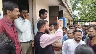 जांजगीर चांपा बिजली कटौती पर बवाल:-बिजली संकट पर गरमाई सियासत, नवागढ़ में विभाग के खिलाफ नारेबाजी।
#JanjgirChampa #Navagarh #VyasKashyap #Electricity #PowerCut #BreakingNews #CGVoiceNews #ChhattisgarhNews #LatestNews #CGNews