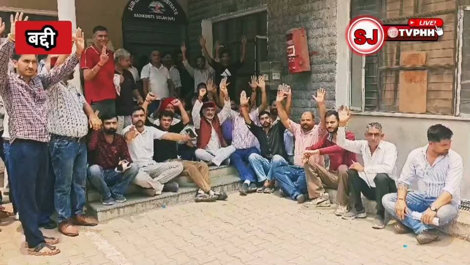 बद्दी नगर निगम चुनाव से पहले सियासत गरम
भाजपा का एसडीएम कार्यालय तक आक्रोश मार्च
फर्जी वोट बनाने के लगाए गंभीर आरोप
कार्रवाई नहीं हुई तो हाईकोर्ट जाने की चेतावनी
एसडीएम बोले—2 जुलाई तक आपत्तियां दर्ज कराने का अवसर
#Baddi #BaddiNews #BaddiMunicipalCorporation #BaddiElection #MunicipalElection #HimachalPradesh #HimachalNews #BJP #FakeVotes #VoterList #SDM #ProtestMarch #PoliticalNews #BreakingNews #Nalagarh #Solan #Election2026 #LocalNews #HindiNews #NewsUpdate