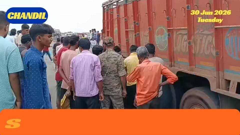 #Seraikella | #chandil : रावताड़ा बाईपास पर ट्रक की चपेट में आई बाइक, पति-पत्नी ने कूदकर बचाई जान; बाइक क्षतिग्रस्त, अधूरे फ्लाईओवर और अव्यवस्थित भारी वाहनों की आवाजाही पर उठे गंभीर सुरक्षा संबंधी सवाल
#बिष्णु पद महापात्र 📲 9471102055 (wa)
सरायकेला-खरसवां जिले के चांडिल थाना क्षेत्र स्थित रावताड़ा बाईपास पर मंगलवार सुबह ट्रक की चपेट में आने से एक बड़ा हादसा टल गया। बाइक सवार पति-पत्नी समय रहते वाहन से कूदकर सुरक्षित बच निकले, जबकि बाइक पूरी तरह क्षतिग्रस्त हो गई। घटना के बाद ग्रामीणों ने ट्रक मालिक से नई बाइक दिलाने की मांग की। स्थानीय लोगों ने अधूरे फ्लाईओवर और भारी वाहनों की अव्यवस्थित आवाजाही को दुर्घटनाओं का कारण बताते हुए निर्माण कार्य शीघ्र पूरा कराने तथा यातायात व्यवस्था दुरुस्त करने की मांग की। चांडिल थाना पुलिस मामले की जांच कर रही है।
#jharkhandnews
#kolhanupdate
#chandilnews
#suryodaysamvaad