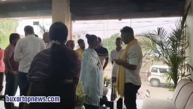 जनसंवाद में उमड़ी फरियादियों की भीड़, जमीन से बिजली तक की समस्याएं लेकर पहुंचे लोग
बक्सर के जासो रोड स्थित कमल सेवा केंद्र में आयोजित 36वें जनसंवाद कार्यक्रम में जिले के विभिन्न क्षेत्रों से बड़ी संख्या में लोग अपनी समस्याएं लेकर पहुंचे. जमीन विवाद, बिजली, सड़क, आधार कार्ड, नगर परिषद और सरकारी योजनाओं से जुड़ी शिकायतें प्रमुख रूप से सामने आईं. सदर विधायक आनंद मिश्र ने सभी मामलों को सुनकर जल्द समाधान का भरोसा दिया. कार्यक्रम में 836 से अधिक शिकायतें दर्ज की गईं.
आपकी राय में जनप्रतिनिधियों का इस तरह सीधे जनता से संवाद कितना प्रभावी है? अपनी प्रतिक्रिया कमेंट में जरूर बताएं.
#Buxar #BuxarNews #Bihar #BiharNews #JanSamvad #AnandMishra #PublicHearing #GroundReport #BreakingNews #LocalNews #BuxarTopNews