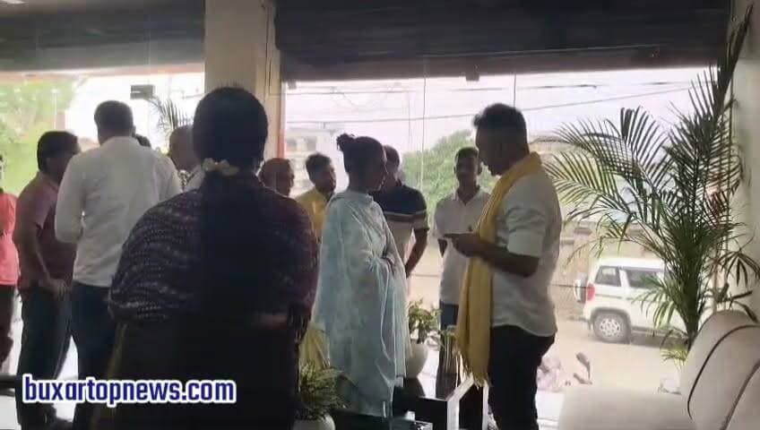 जनसंवाद में उमड़ी फरियादियों की भीड़, जमीन से बिजली तक की समस्याएं लेकर पहुंचे लोग
बक्सर के जासो रोड स्थित कमल सेवा केंद्र में आयोजित 36वें जनसंवाद कार्यक्रम में जिले के विभिन्न क्षेत्रों से बड़ी संख्या में लोग अपनी समस्याएं लेकर पहुंचे. जमीन विवाद, बिजली, सड़क, आधार कार्ड, नगर परिषद और सरकारी योजनाओं से जुड़ी शिकायतें प्रमुख रूप से सामने आईं. सदर विधायक आनंद मिश्र ने सभी मामलों को सुनकर जल्द समाधान का भरोसा दिया. कार्यक्रम में 836 से अधिक शिकायतें दर्ज की गईं.
आपकी राय में जनप्रतिनिधियों का इस तरह सीधे जनता से संवाद कितना प्रभावी है? अपनी प्रतिक्रिया कमेंट में जरूर बताएं.
#Buxar #BuxarNews #Bihar #BiharNews #JanSamvad #AnandMishra #PublicHearing #GroundReport #BreakingNews #LocalNews #BuxarTopNews