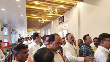 लखीमपुर में डॉ. श्यामा प्रसाद मुखर्जी संस्मरण पक्ष के तहत आयोजित भाजपा कार्यकर्ता सम्मेलन में नवनियुक्त प्रदेश उपाध्यक्ष व रक्षा मंत्री राजनाथ सिंह के बेटे Neeraj Singh ने कार्यकर्ताओं में जोश भरा। भारत एक्सप्रेस से खास बातचीत में उन्होंने प्रदेश नेतृत्व का आभार व्यक्त करते हुए संगठन की मजबूती और पार्टी की सेवा के लिए पूरी निष्ठा से कार्य करने का संकल्प दोहराया।
#Lakhimpur #BJP #NeerajSingh #ShyamaPrasadMukherjee #KaryakartaSammelan #UttarPradesh #BJPUP #BharatExpress #PoliticalNews #HarshGupta #UPPolitics #OrganizationFirst