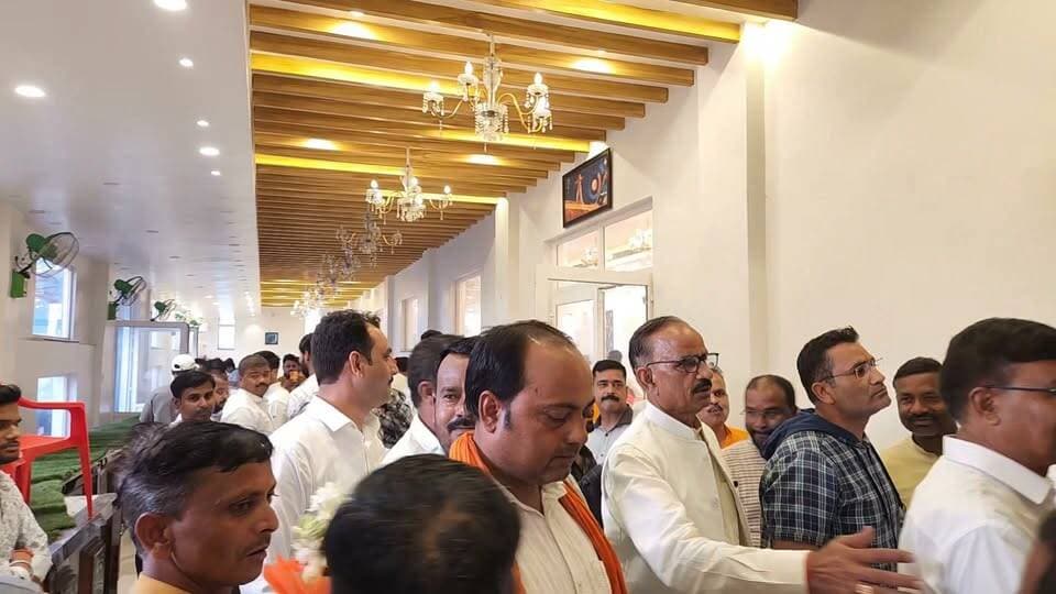 लखीमपुर में डॉ. श्यामा प्रसाद मुखर्जी संस्मरण पक्ष के तहत आयोजित भाजपा कार्यकर्ता सम्मेलन में नवनियुक्त प्रदेश उपाध्यक्ष व रक्षा मंत्री राजनाथ सिंह के बेटे Neeraj Singh ने कार्यकर्ताओं में जोश भरा। भारत एक्सप्रेस से खास बातचीत में उन्होंने प्रदेश नेतृत्व का आभार व्यक्त करते हुए संगठन की मजबूती और पार्टी की सेवा के लिए पूरी निष्ठा से कार्य करने का संकल्प दोहराया।
#Lakhimpur #BJP #NeerajSingh #ShyamaPrasadMukherjee #KaryakartaSammelan #UttarPradesh #BJPUP #BharatExpress #PoliticalNews #HarshGupta #UPPolitics #OrganizationFirst
